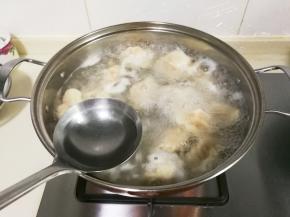锅中水开放入一小勺盐，放入饺子盖上锅盖煮开，淋入一大勺冷水盖上锅盖烧开，再淋入一大勺冷水烧开，关火即可