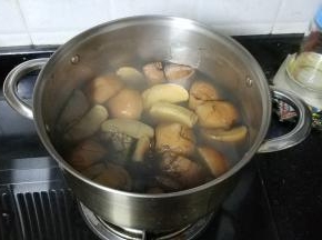 转中小火盖上盖子煲1小时即可
