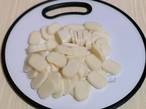 年糕洗干净，切片。