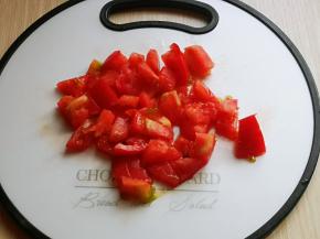 番茄洗干净切碎。