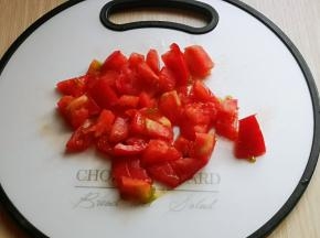 番茄洗干净切碎。