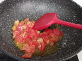 起油锅，加入切好的番茄翻炒。