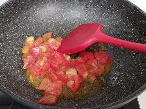 起油锅，加入切好的番茄翻炒。