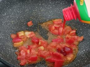 待番茄炒软有汤汁后，加入番茄酱。