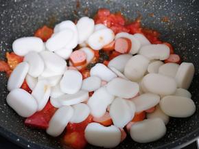 再加入切好的年糕片翻炒均匀。