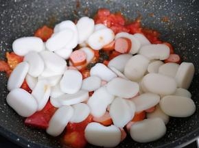 再加入切好的年糕片翻炒均匀。