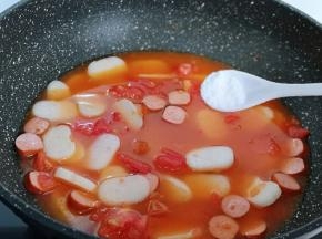 加入适量的纯净水，按个人口味加入盐！中火烧开！