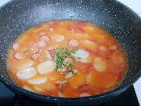 再加入葱花，大火收汤，不用将汤汁收干，有点汤汁更好吃！