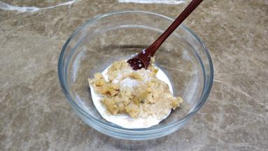 蒸熟的红薯压成泥，拿一半薯泥加入牛奶和糖