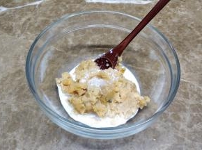 蒸熟的红薯压成泥，拿一半薯泥加入牛奶和糖