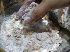 用手不断揉捏