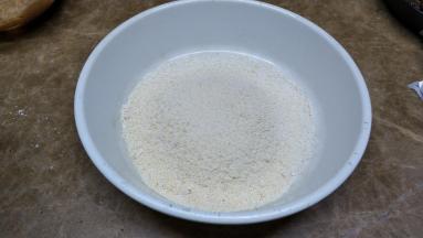 过筛出细腻红薯米粉