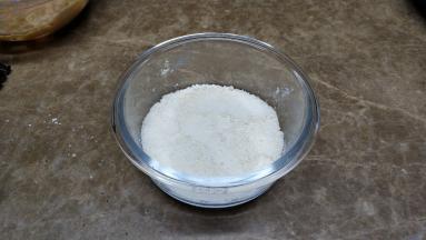 模具底部先铺一层红薯米粉抹平表面