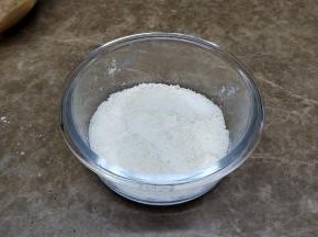 模具底部先铺一层红薯米粉抹平表面