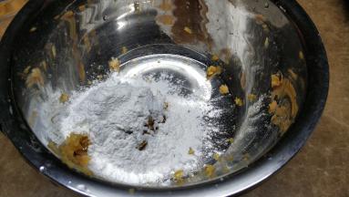 另一半薯泥放凉后放入粘米粉