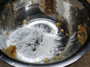 另一半薯泥放凉后放入粘米粉