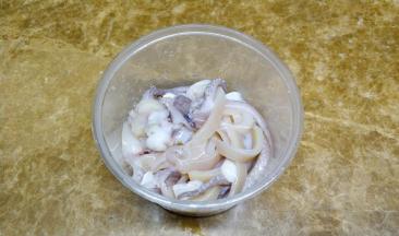鱿鱼处理干净，切圈