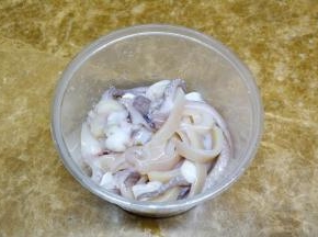 鱿鱼处理干净，切圈