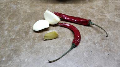 辣椒2根、蒜2瓣、姜4片