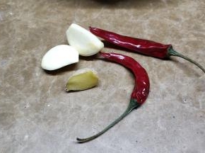辣椒2根、蒜2瓣、姜4片