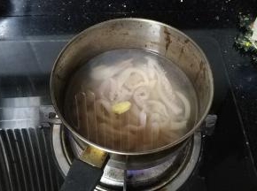 锅里放入水、料酒、姜2片煮开后放入鱿鱼圈焯熟