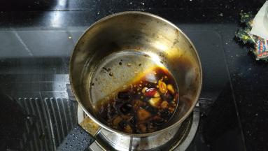 倒入生抽、料酒、糖煮开关火