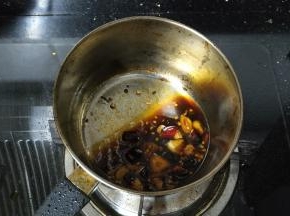 倒入生抽、料酒、糖煮开关火