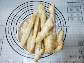 子姜洗干净，去到嫩芽