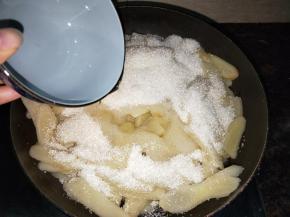 将姜片捞出放入锅内加入白糖，加入小半碗的水，中小火熬煮