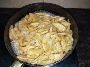 熬至姜片变得透明，有细腻的糖泡沫，不时翻炒预防粘锅