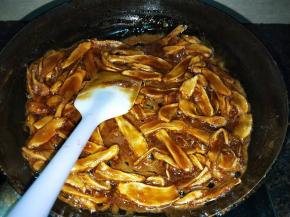 翻炒均匀，熬至糖浆浓稠，用筷子粘少许糖浆放到凉水，糖浆变脆即可关火，移至凉爽或空调底下翻炒起沙