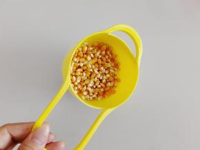 玉米粒用清水洗一下沥干水分备用