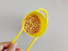 玉米粒用清水洗一下沥干水分备用