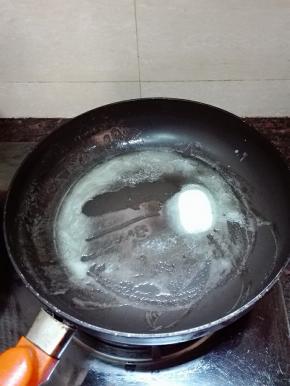 坐锅点火烧热，然后关火放入黄油融化。