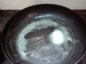 坐锅点火烧热，然后关火放入黄油融化。