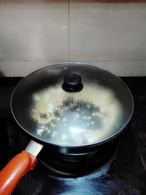 中火加热，自第一粒爆米花开花迅速倒入细砂糖，转最小火。
翻炒数下，然后迅速盖上锅盖
此时，爆米花会陆续的开花。一只手按住锅盖，另一只手端起平底锅晃动，让玉米粒均匀受热
