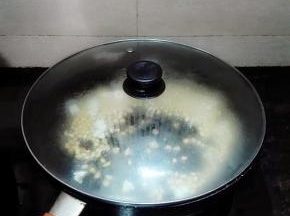 中火加热，自第一粒爆米花开花迅速倒入细砂糖，转最小火。
翻炒数下，然后迅速盖上锅盖
此时，爆米花会陆续的开花。一只手按住锅盖，另一只手端起平底锅晃动，让玉米粒均匀受热
