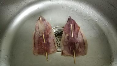 用竹签串起，防卷起