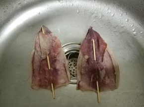 用竹签串起，防卷起