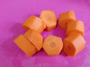 胡萝卜洗净切小块。