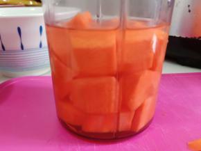 加适量水和一个鸡蛋，装入料理机。