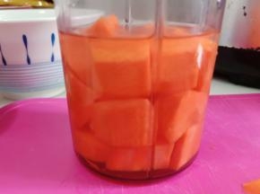 加适量水和一个鸡蛋，装入料理机。