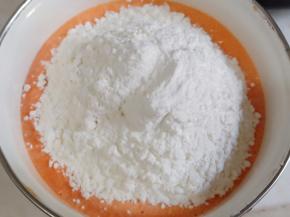 加入适量面粉，混合均匀。