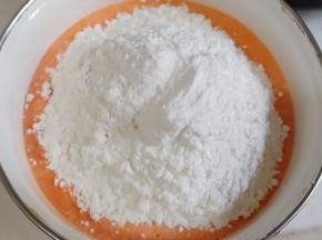 加入适量面粉，混合均匀。