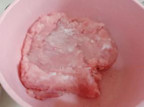 猪肉泥提前用少许淀粉、盐、黄酒腌渍一会。