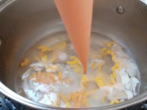 将面糊装入裱花袋中，挤成面条。