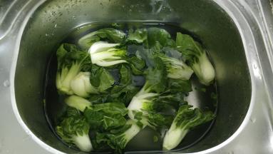 小白菜洗干净，对半切开备用