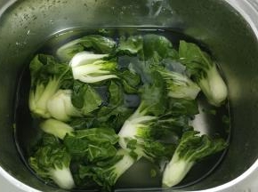 小白菜洗干净，对半切开备用