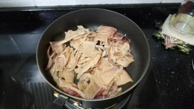 锅里热油，放入盐、糖、土鱿翻炒均匀