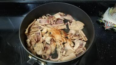 放入少许辣椒粉、料酒继续炒均匀